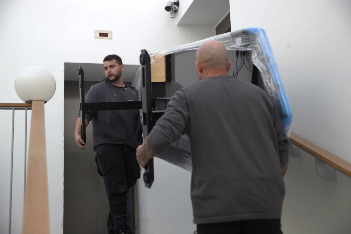 Reoffice-Träger mit Möbelstück im Wiener Stiegenhaus