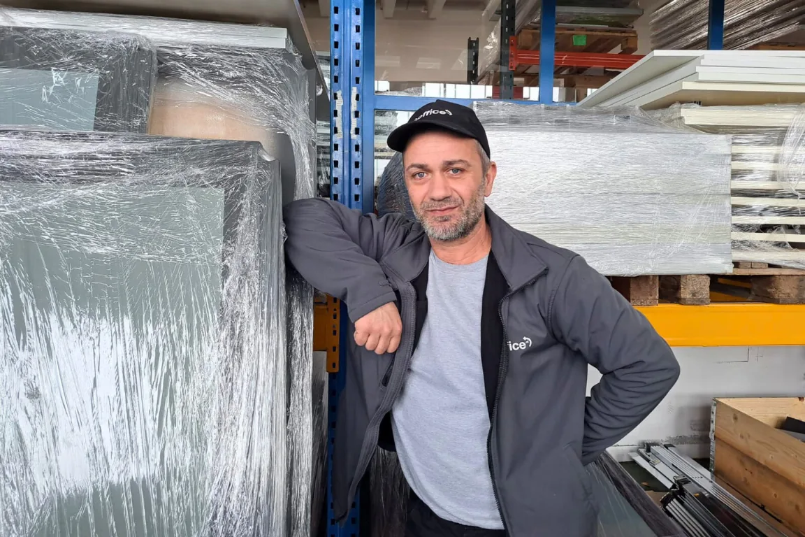 Sorgfältig verpackte Möbel im Reoffice-Lager