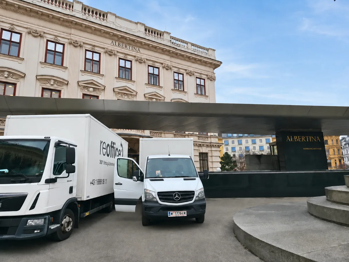 Reoffice-Umzugsfahrzeuge im Einsatz bei der Albertina in Wien
