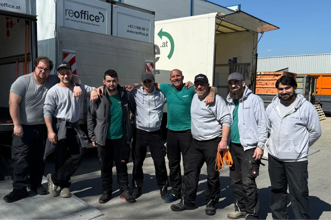 Das Reoffice-Einsatzteam vor den eigenen LKW